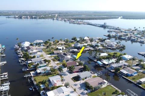 In addition to the fantastic boating location, the cottage is close Matlatcha's shops and restaurants -  and a short drive to Cape Coral.