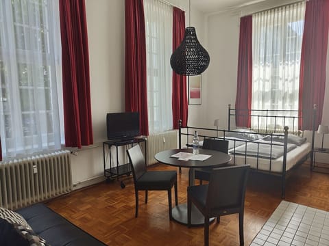 Bright studio with bed and dining area