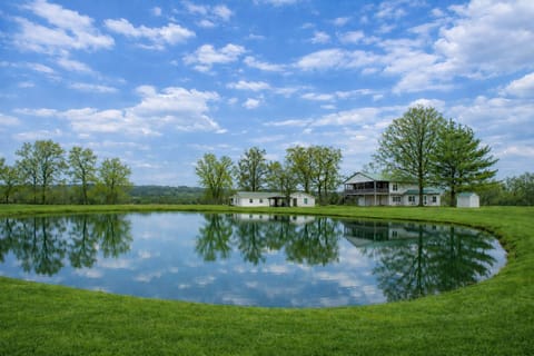 2 Homes. One Booking. 🌿
10 bedrooms. Sleeps 24. Hot Tub. Fire Pit. Five peaceful acres.
Fish the private pond. Soak in the hot tub. Gather around the fire pit. Slow down under wide Southern Illinois skies. Perfect for family reunions.