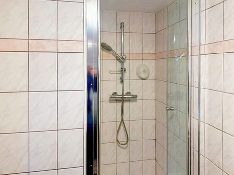 Double Room | Bathroom | Shower, hair dryer, towels, toilet paper
