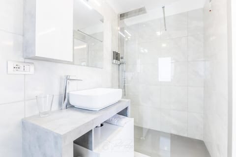 Luxury Double Room, Garden View | Bathroom | Shower, hydromassage showerhead, hair dryer, slippers