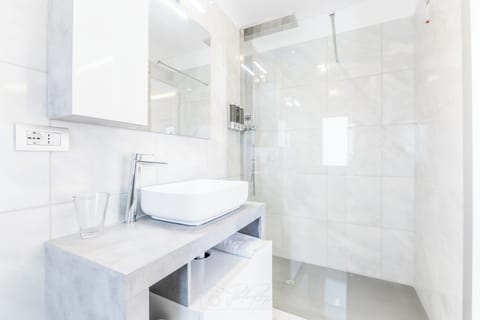 Luxury Double Room, Garden View | Bathroom | Shower, hydromassage showerhead, hair dryer, slippers