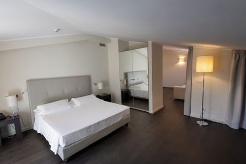 Suite | In-room safe, desk, laptop workspace, free WiFi