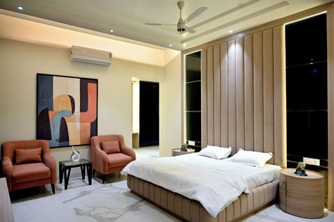 Royal Suite | Minibar, desk, iron/ironing board (on request), WiFi (free)
