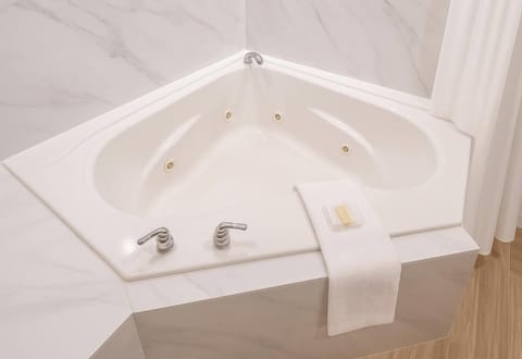 Room, 1 Queen Bed, Non Smoking | Desk, soundproofing, iron/ironing board, rollaway beds