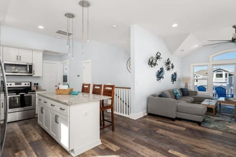 Open kitchen & living area w/ bright finishes, comfy seating & easy flow