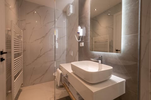 Deluxe Double or Twin Room, 1 Bedroom, Sea View | Bathroom | Shower, free toiletries, hair dryer, towels