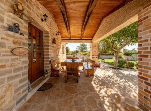 House (Three bedroom Holiday house with pool) | Dining room