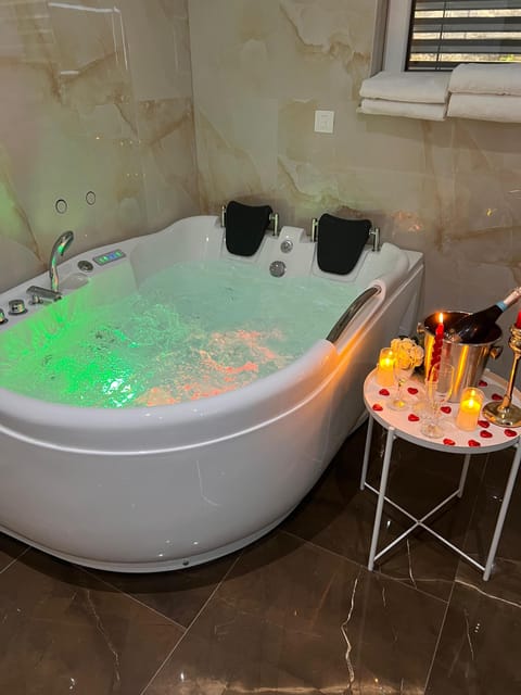 Deluxe Suite | Minibar, in-room safe, free WiFi, bed sheets