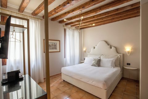 Deluxe Double Room | Desk, laptop workspace, free WiFi