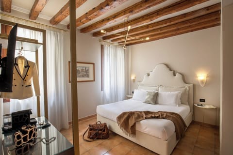 Deluxe Double Room | Desk, laptop workspace, free WiFi