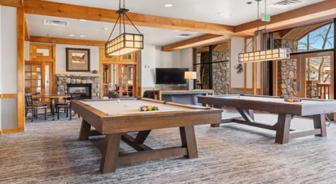 Lounge with billiard tables and comfortable seating, perfect for après-ski fun and friendly gatherings.