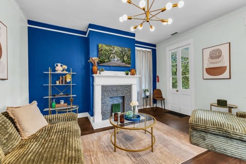Unwind in our vibrant Savannah gem! 🍑 Designed for family fun, our cozy living room with a stunning fireplace is perfect for making lasting memories. Nestled in a quiet, family-friendly neighborhood. ✨ #SavannahGA #FamilyVacation #Airbnb