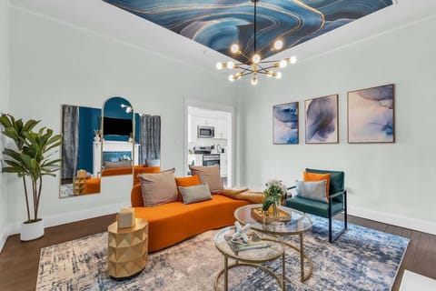OPEN & BRIGHT: Seamless living-kitchen flow. Turn family meals into vacation traditions! Near Forsyth Park attractions. Book today! #OpenConcept #FamilyVacation