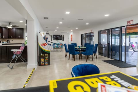 RETRO ARCADE CLASSICS MEET FUN! Space Invaders, Mortal Kombat & modern basketball game for timeless family entertainment. Perfect for nostalgic &  new-generation fun.
#RetroArcadeairbnb #Gameshomeairbnb #FamilyAirbnb #Kidsadventureairbnb #BestHollywo