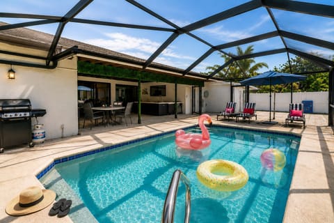 This is the kind of vacation where “just one more swim!” lasts all afternoon. 🌴 Let the kids splash, play and wear themselves out while you stretch out poolside, fire up the grill and enjoy the rare luxury of doing absolutely nothing