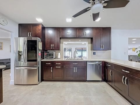 CHEF'S KITCHEN WITH LUXURY AMENITIES! LG InstaView fridge, pass-through window to pool, modern appliances. Perfect for families who love cooking together. 

#ModernKitchen #LGAppliances #ChefReady #CookingTogether #HollywoodKitchen 