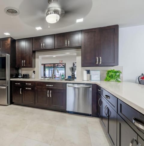 EVERYTHING YOU NEED FOR FAMILY MEALS! Fully equipped kitchen with kids plates and cutlery. High chair, blender, and family essentials. View of neon game room. RESERVE NOW!

#FamilyKitchen #KidsPlates #FullyEquipped #FamilyFriendly #CookingWithKids 