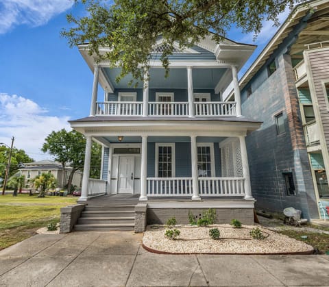 Step into Southern charm at this historic Savannah gem! 🍑 With dual porches for breezy evenings and space for the whole crew, it’s the ultimate base for family memories. Quiet streets, big laughs, and all-ages fun await. ✨ #SavannahGA #FamilyTravel 
