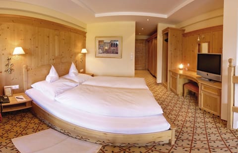 Basic Double Room, Mountain View | Minibar, in-room safe, desk, free WiFi