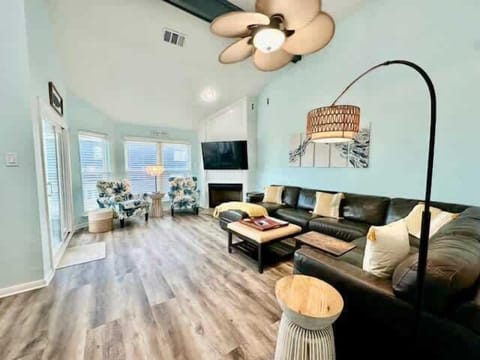 Spacious and beautiful welcoming living room for all your family/friends' gatherings.