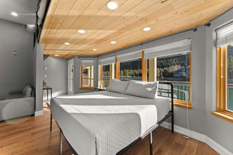 Condo (0 Bedroom) | Property amenity