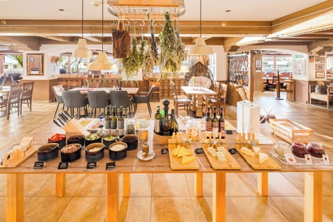 Daily buffet breakfast (EUR 19.50 per person)