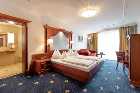 Deluxe Double Room | Hypo-allergenic bedding, minibar, in-room safe, desk