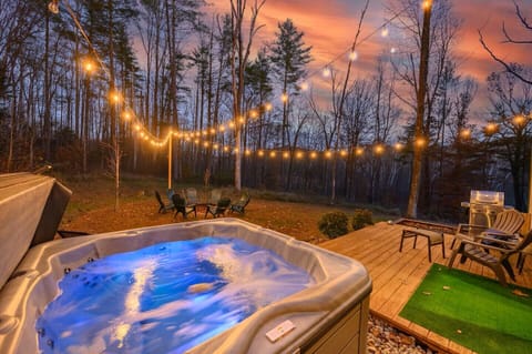 Relaxing hot tub : ) 