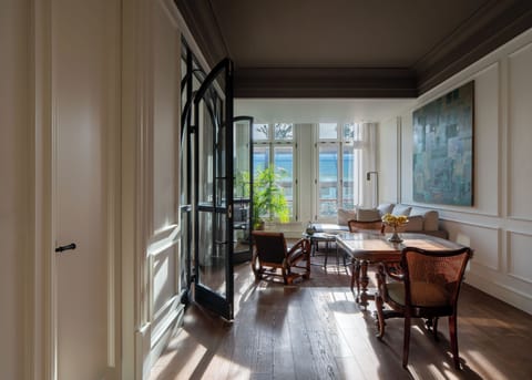 Suite (Urban) | Living room | 140-inch Smart TV with satellite channels, heated floors