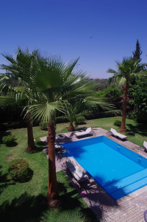 Outdoor pool, pool umbrellas, sun loungers