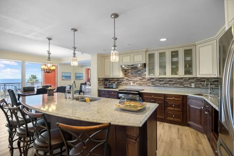 Kitchen, fully stocked with cooking/eating/drinking utensils