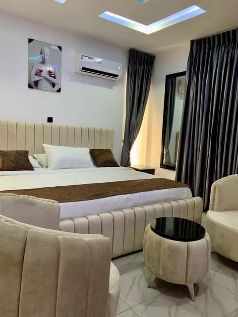 Royal Single Room | Laptop workspace, free WiFi