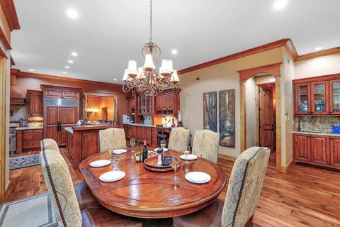 Morning at the breakfast bar, evening at the dining table—meals move effortlessly from Wolf range to view-filled dining