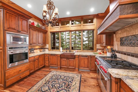 Evenings start in the kitchen and carry to the walk‑in wine cellar and bar below. Sear, pour, serve, and settle into the kind of meal that lingers