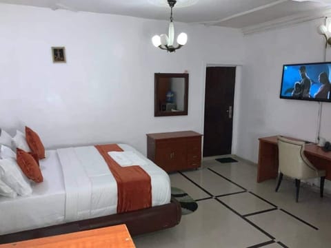 Standard Single Room | Desk, laptop workspace, blackout drapes, iron/ironing board
