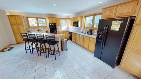 Fully Equipped Kitchen with Kitchen Island that Seats 4 - Fully Equipped Kitchen with Kitchen Island that Seats 4