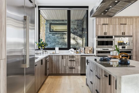 Entertainer's Kitchen – Dual oversized islands, pizza oven, double wall ovens, double dishwashers, and a full scullery create a true chef's workspace.