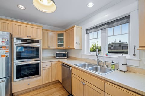 Large open Kitchen. Fully equipped with double oven, dishwasher, fridge and Jenn-Air stove