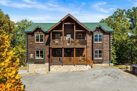 Large Group Cabin, Gatlinburg, Sevierville, Private Hot Tub, Community Pool, Stunning Views