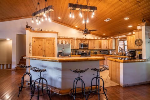 Rustic charm meets modern convenience in this stylish, well-equipped culinary haven!