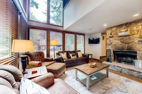Relax in style with sleek furnishings and large windows bringing nature indoors!