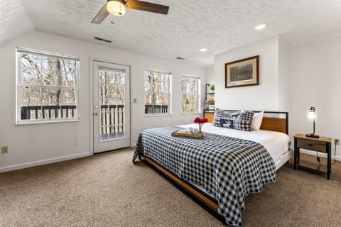 Bedroom Retreat, bright space with elegant decor and nature views, your perfect getaway!