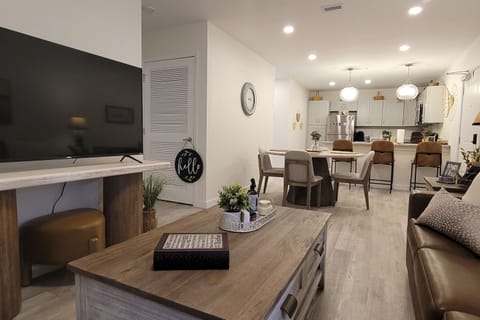 Living Room, stylish space with modern furnishings and an inviting vibe, perfect for gatherings!