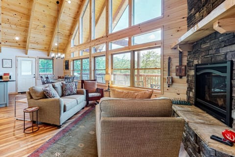 Bright and airy space with stunning views, perfect for relaxation and gathering!