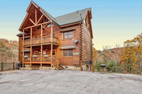 Charming log cabin awaits. And, enjoy stunning mountain views from your private balcony in Sevierville!