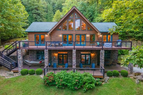 Spacious deck with stunning views, perfect for sipping coffee at sunrise!
