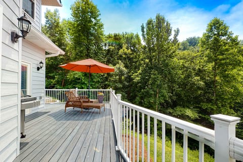 Sip your morning coffee under the sunshade, surrounded by nature's tranquility!