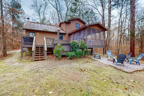 Outdoor retreat awaits. A scenic views and a fire pit create perfect moments under the Tennessee sky!