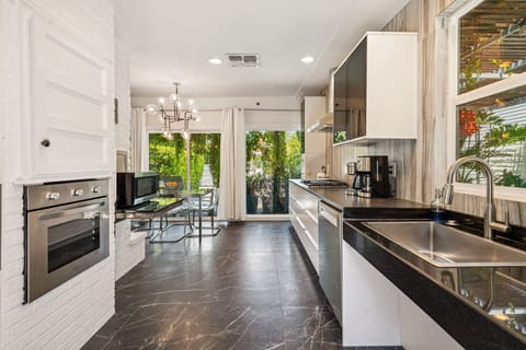 Deluxe Cottage, Pool View | Private kitchen